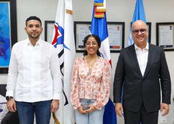 Carlos valdez ministro de la juventud  chantal valenzuela santana estudiante de ingenieria aeroespacial e igor rodriguez director general del idac