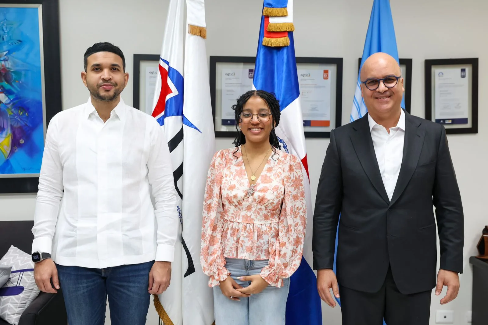 Carlos valdez ministro de la juventud  chantal valenzuela santana estudiante de ingenieria aeroespacial e igor rodriguez director general del idac