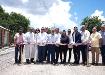 Corte de cinta que deja inaugurado los diferentes proyectos de electrificacion rural