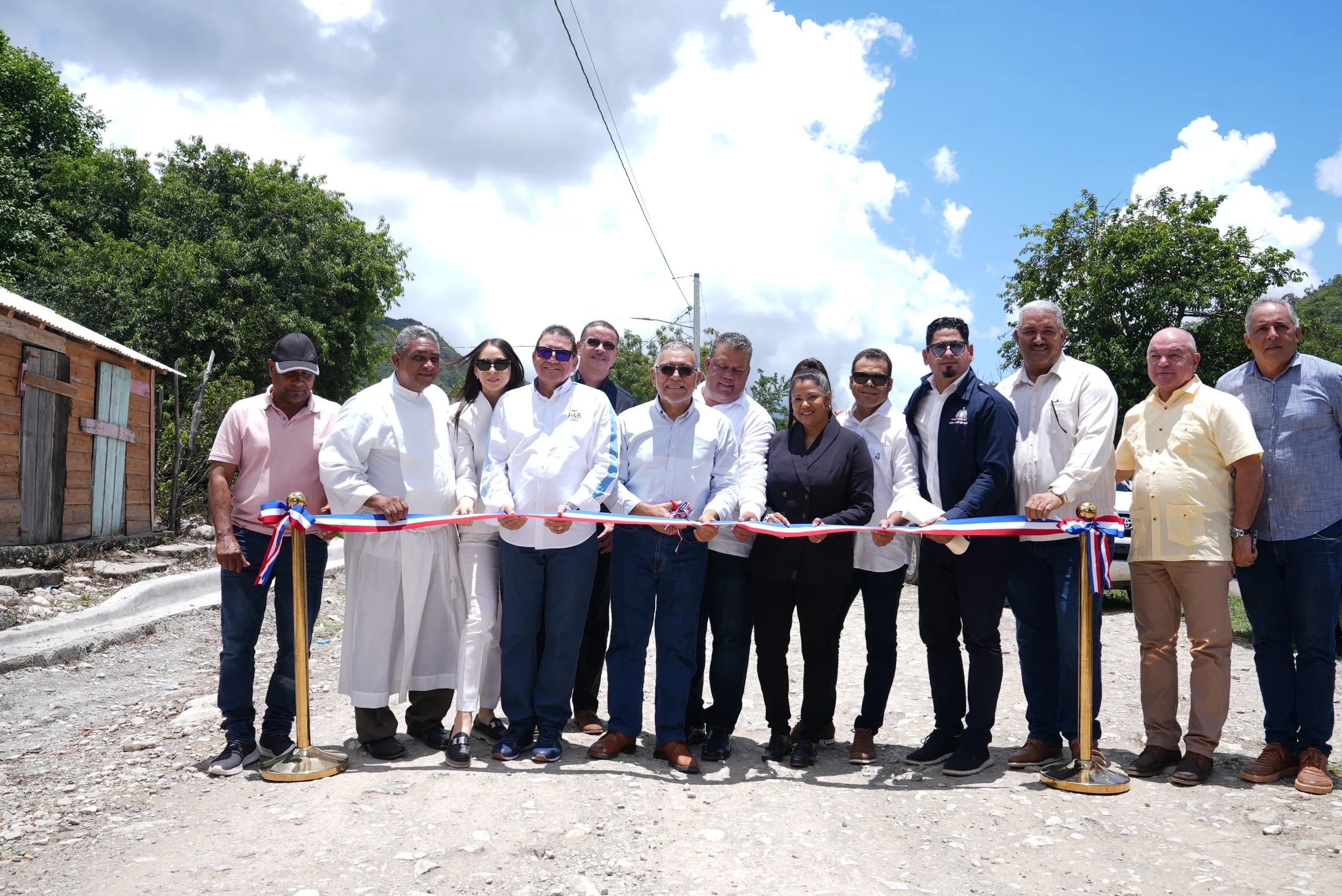 Corte de cinta que deja inaugurado los diferentes proyectos de electrificacion rural