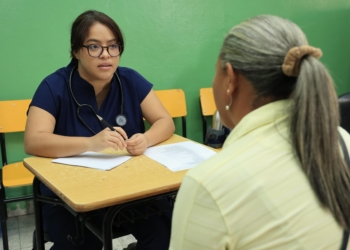 Dra. Atienda comunitaria de constanza durante operativo medico de superate sns y fundacion rica scaled
