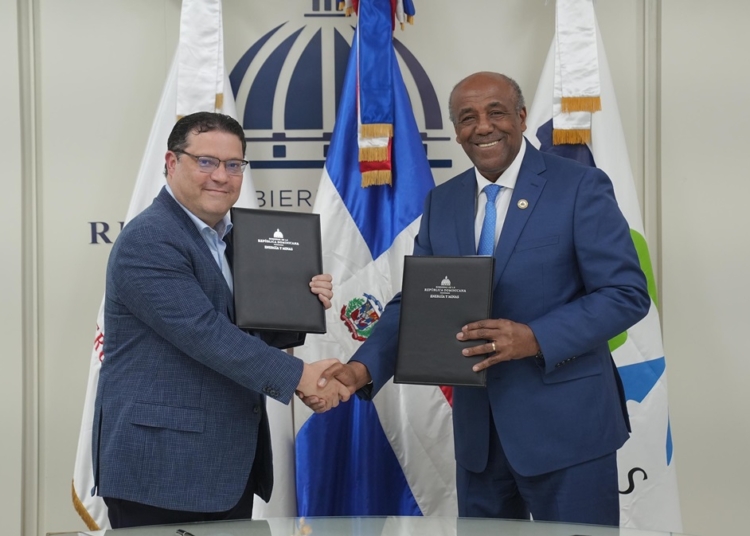 Eduardo sanz lovaton director de aduanas y antonio almonte ministro de energia y minas