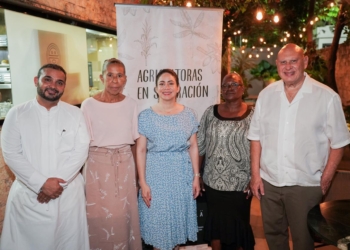 El chef Saverio Stassi Pascuala Monegro Gloria Reyes Felicia Hilario y el senador Pedro Catrain durante la velada realizada en el restaurante Ajuala