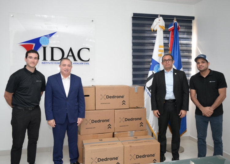El director general del idac en el momento de entregar los equipos al mayor general jimmy arias grullon