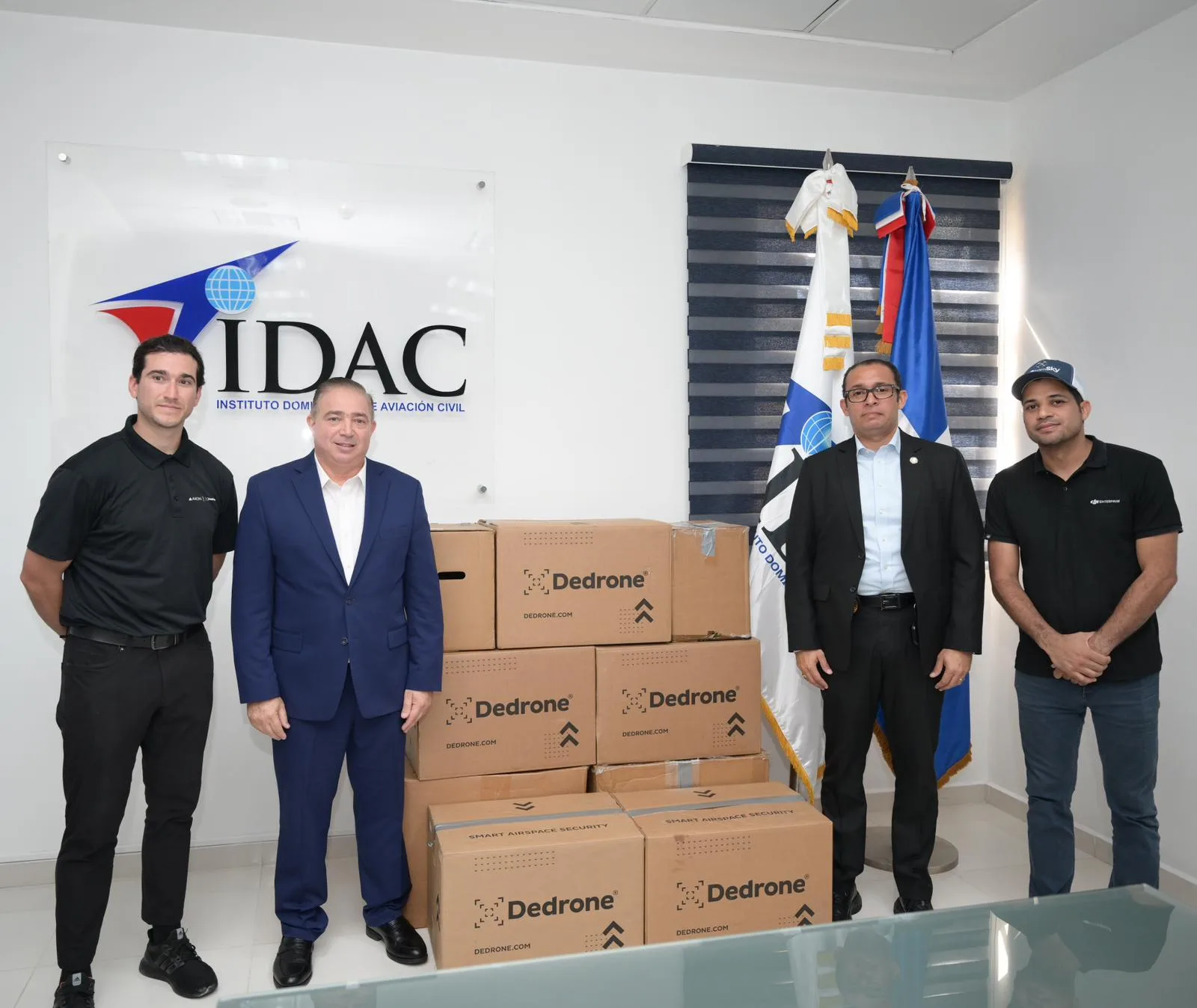 El director general del idac en el momento de entregar los equipos al mayor general jimmy arias grullon