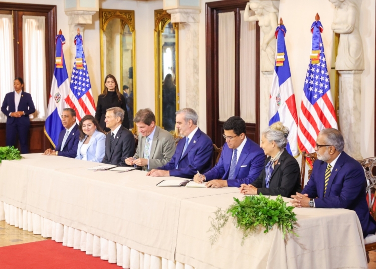 El presidente luis abinader el ministro david collado y el subsecretario jose fernandez encabezaron la ceremonia de firma