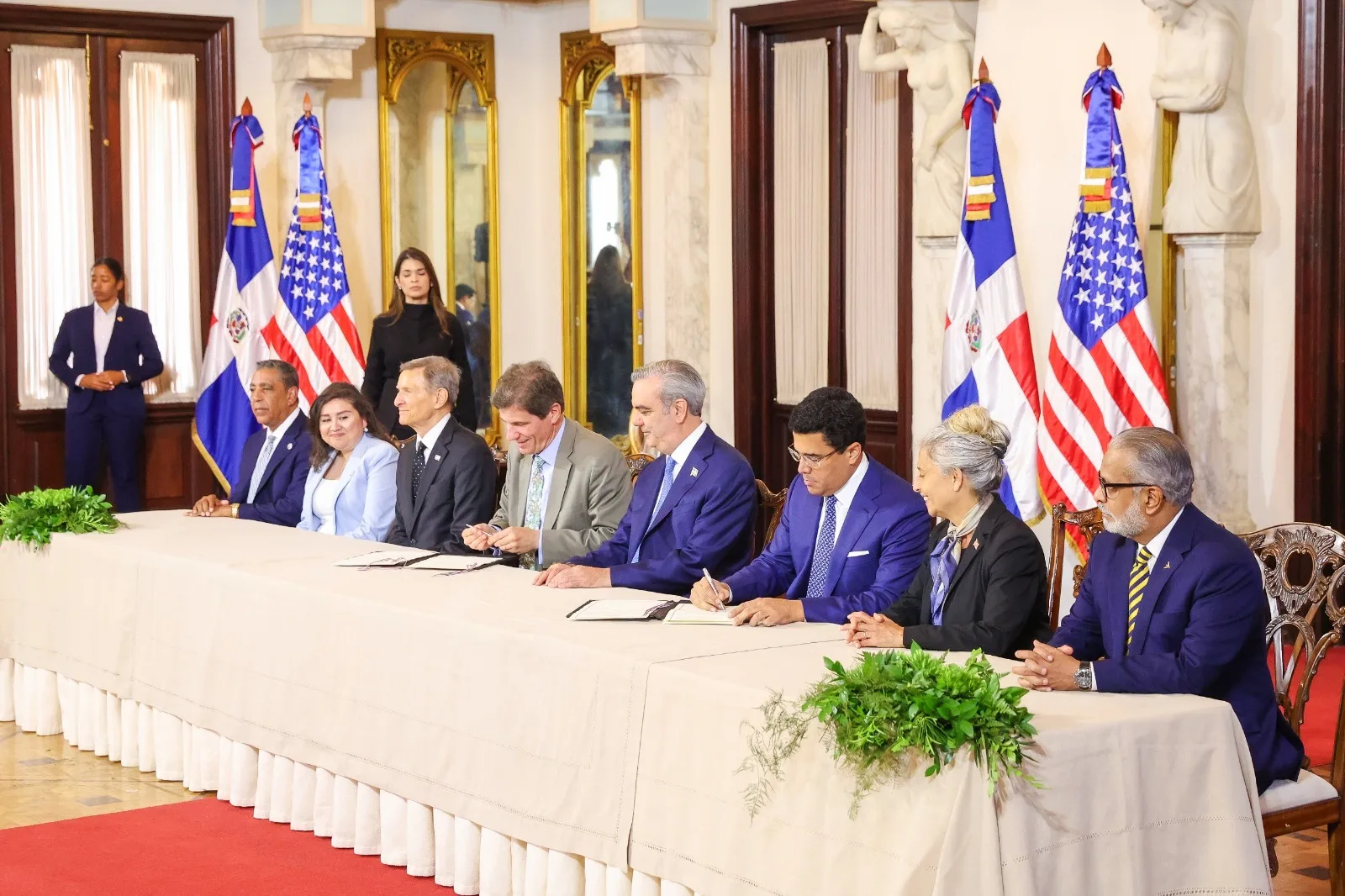 El presidente luis abinader el ministro david collado y el subsecretario jose fernandez encabezaron la ceremonia de firma