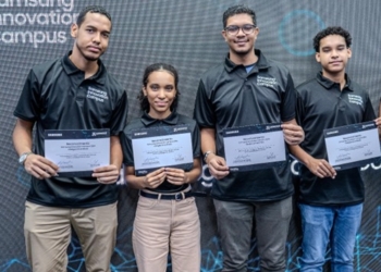 Estudiantes con sus certificados
