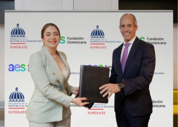 Gloria reyes directora general de superate y edwin de los santos presidente fundacion aes dominicana