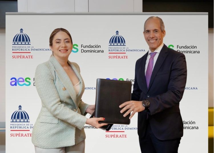 Gloria reyes directora general de superate y edwin de los santos presidente fundacion aes dominicana