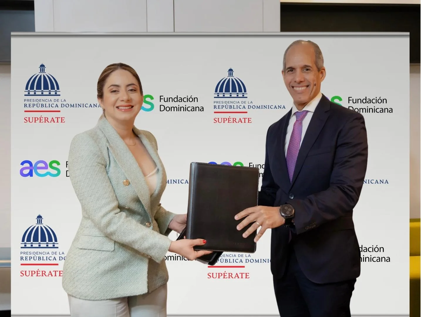 Gloria reyes directora general de superate y edwin de los santos presidente fundacion aes dominicana