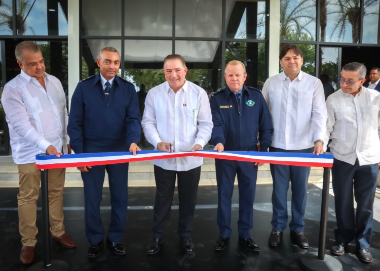 Hector Porcella director general del IDAC acompanan Juan Thomas Perez  mayor general Carlos Ramon Febrillet  general de Brigada Floreal Suarez  Izzet Sansur y Raul Munoz