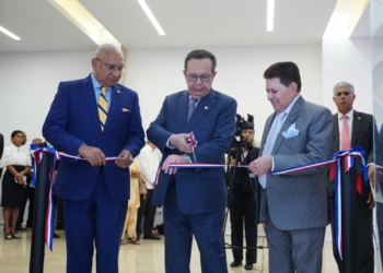 Hector valdez albizu corta la cinta para dejar abierta la exposicion