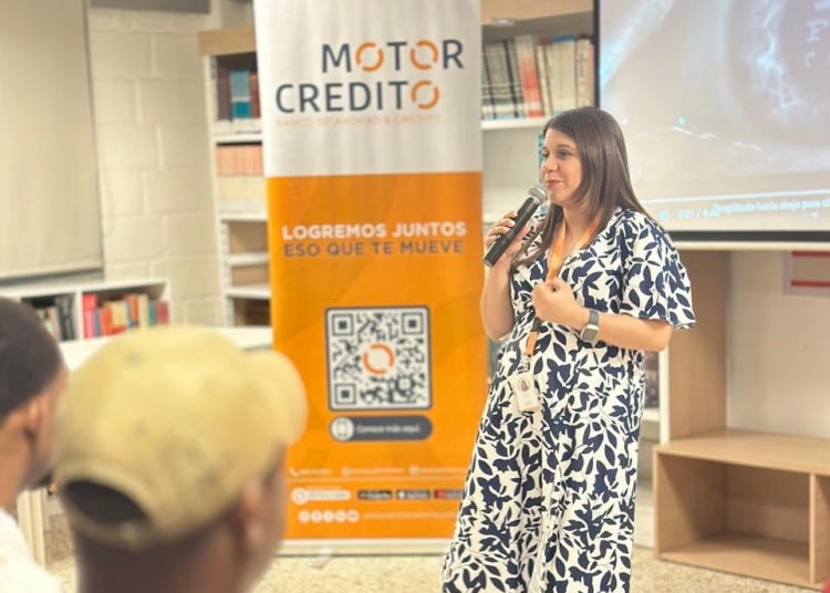 Jeyry ovalles durante la explicacion de conceptos basicos de ahorro y finanzas personales julio 2024