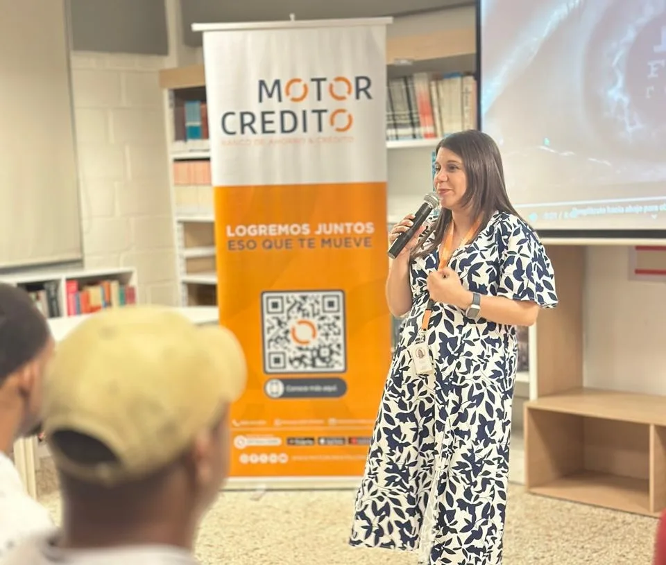 Jeyry ovalles durante la explicacion de conceptos basicos de ahorro y finanzas personales julio 2024