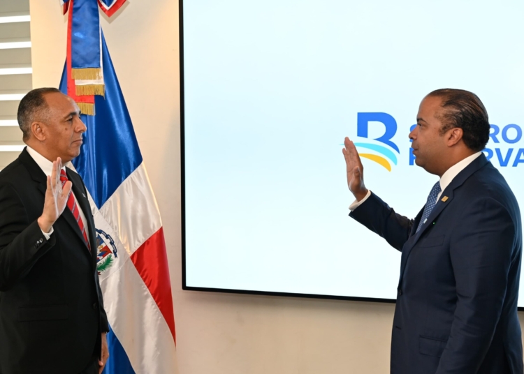 Juramentacion de nelson arroyo en seguros reservas scaled