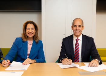 Mercedes carmen capellan de lama presidenta la fundacion madre y maestra y edwin de los santos presidente de aes dominicana
