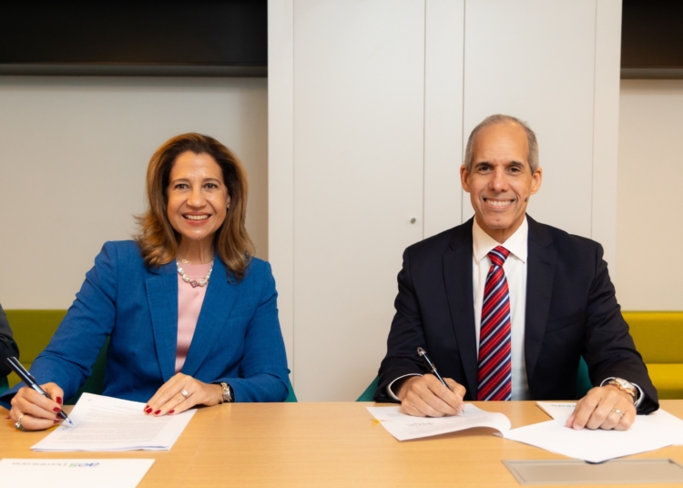 Mercedes carmen capellan de lama presidenta la fundacion madre y maestra y edwin de los santos presidente de aes dominicana