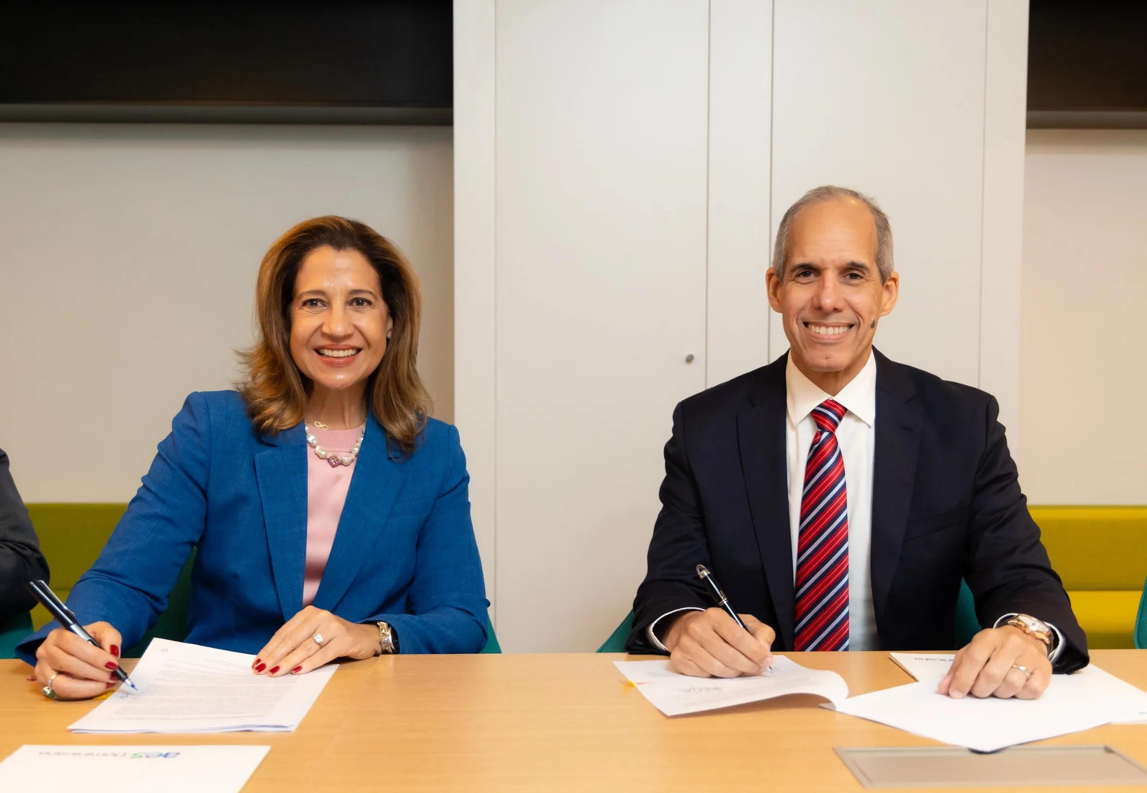 Mercedes carmen capellan de lama presidenta la fundacion madre y maestra y edwin de los santos presidente de aes dominicana