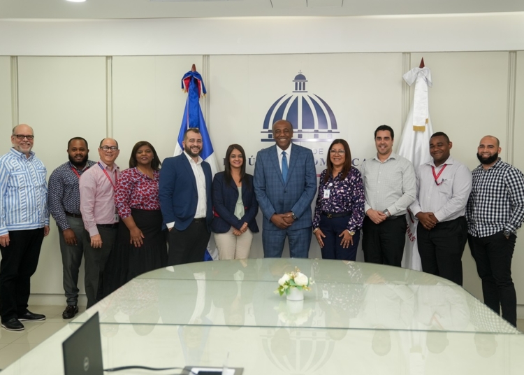 Ministro antonio almonte junto a colaboradores del mem