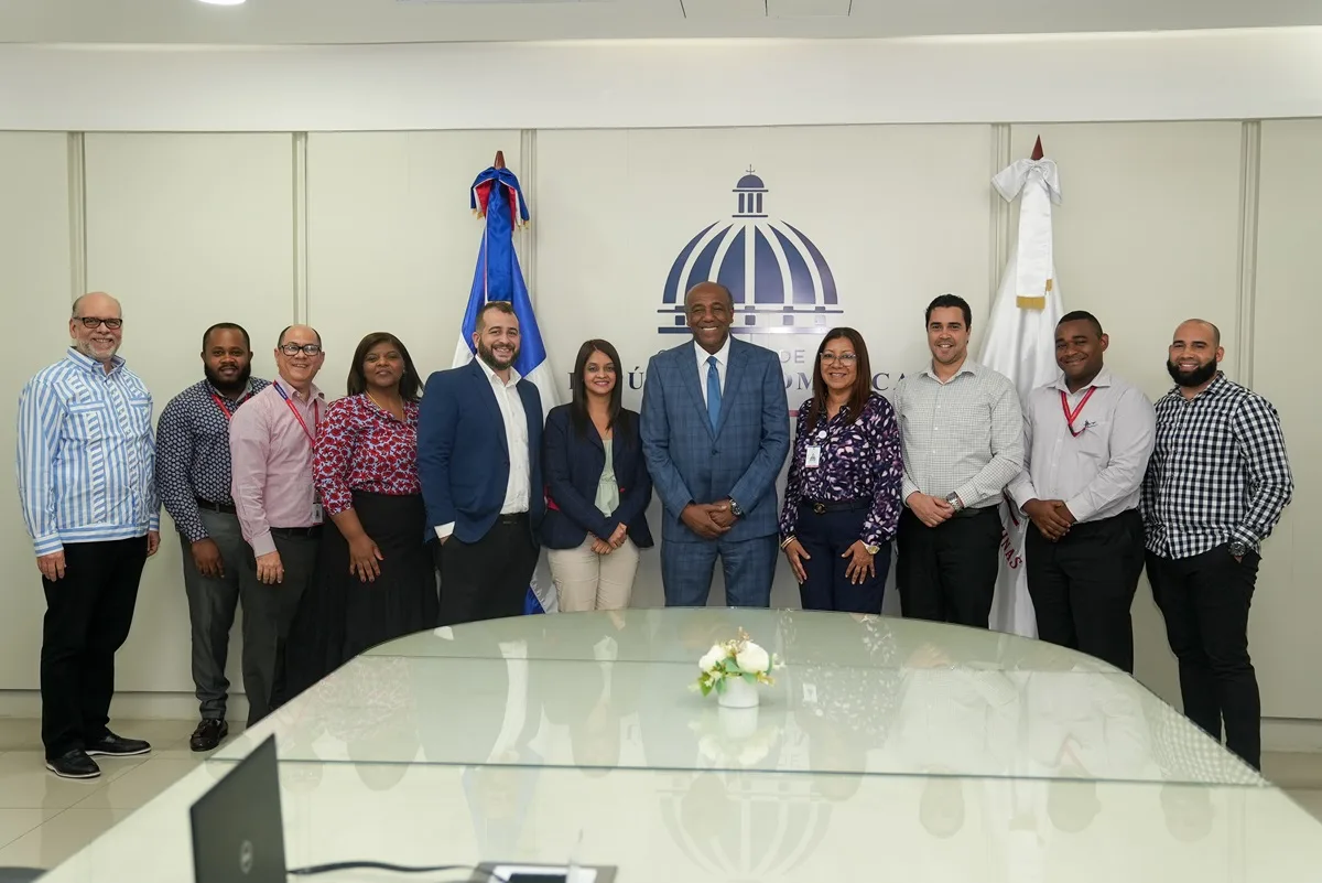 Ministro antonio almonte junto a colaboradores del mem