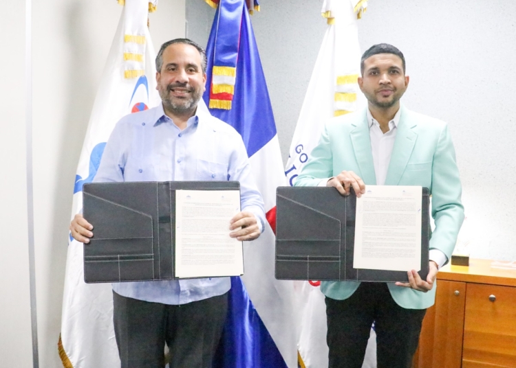 Pie de foto alberto rodriguez mella y carlos jose valdez muestran el acuerdo firmado