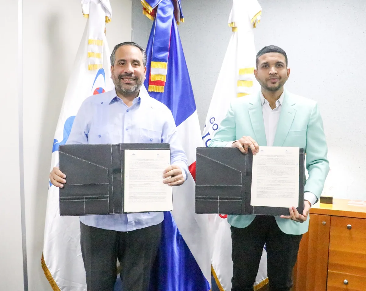 Pie de foto alberto rodriguez mella y carlos jose valdez muestran el acuerdo firmado