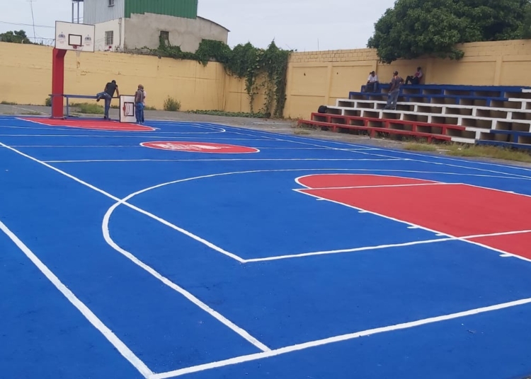 Pie de foto estado en que quedo la cancha de la escuela republica de chile luego de ser remozada por el inefi