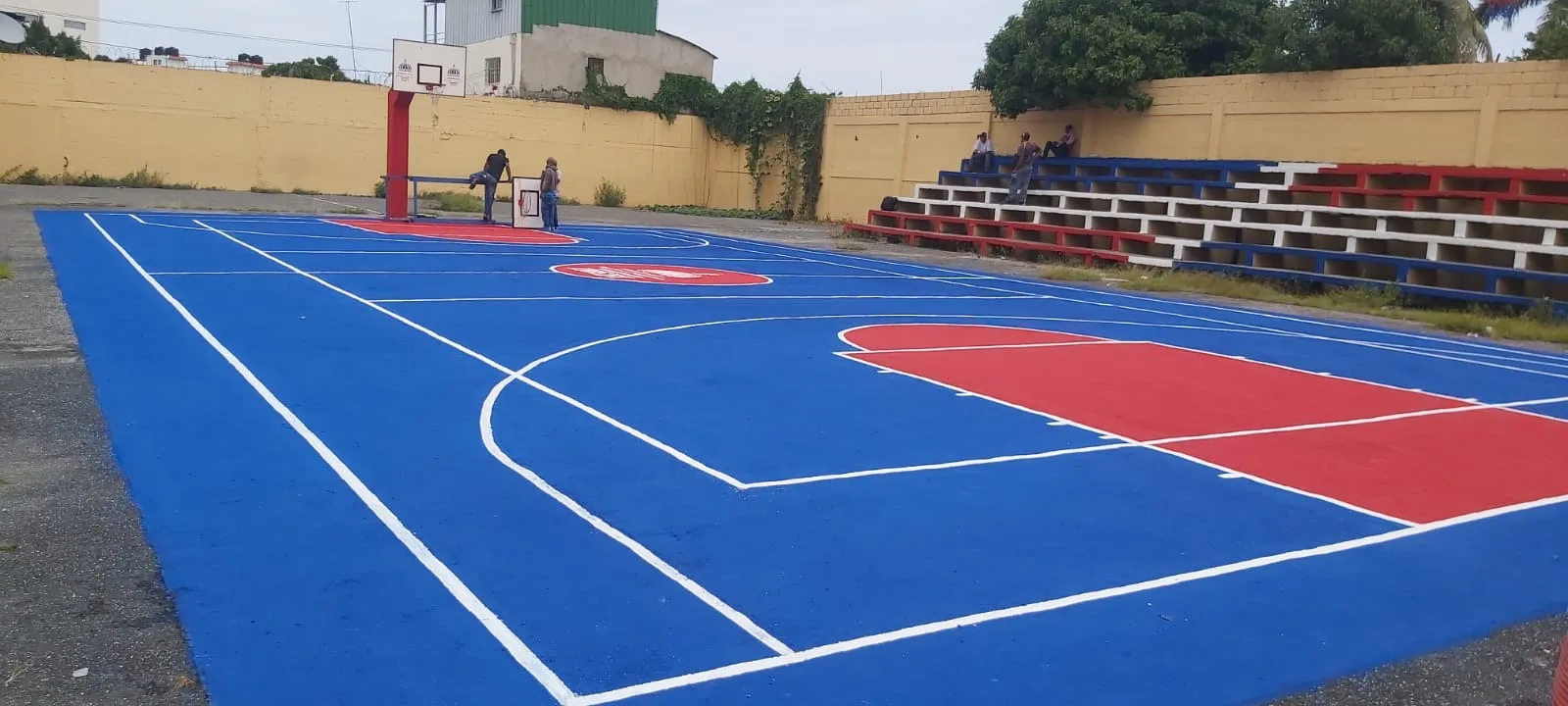 Pie de foto estado en que quedo la cancha de la escuela republica de chile luego de ser remozada por el inefi