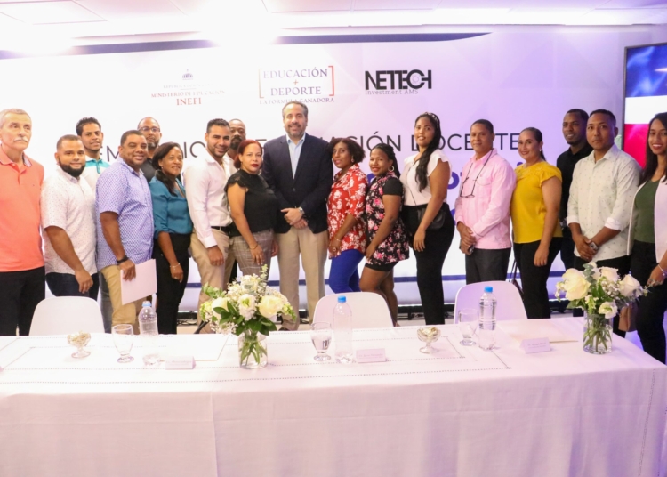 Pie de foto seminario 1 el director ejecutivo del inefi alberto rodriguez mella centro junto a varios de los docentes que cursan el seminario scaled