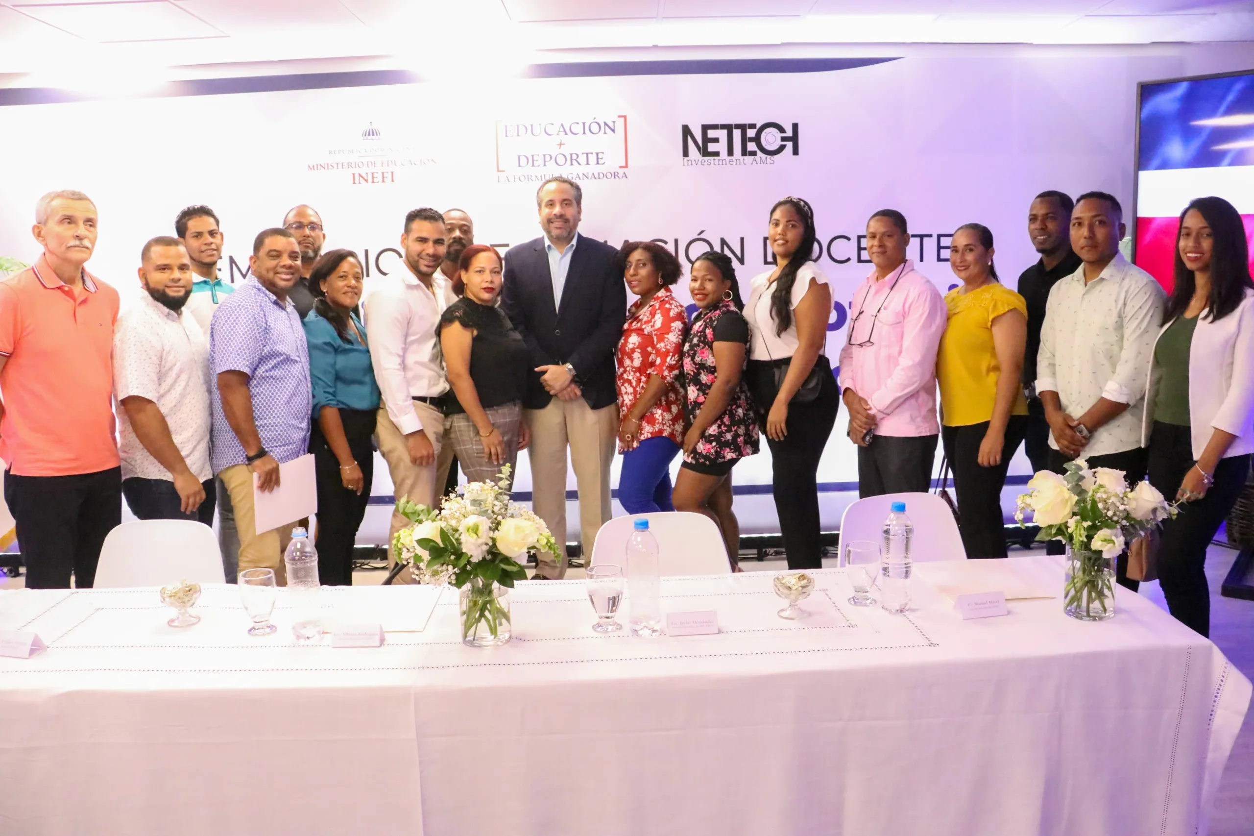 Pie de foto seminario 1 el director ejecutivo del inefi alberto rodriguez mella centro junto a varios de los docentes que cursan el seminario scaled