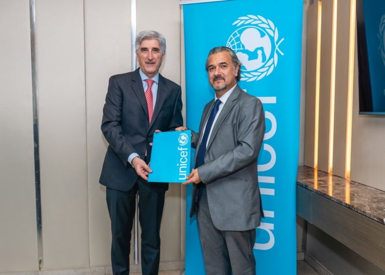 Ventura serra y carlos carrera exhiben documento firmado