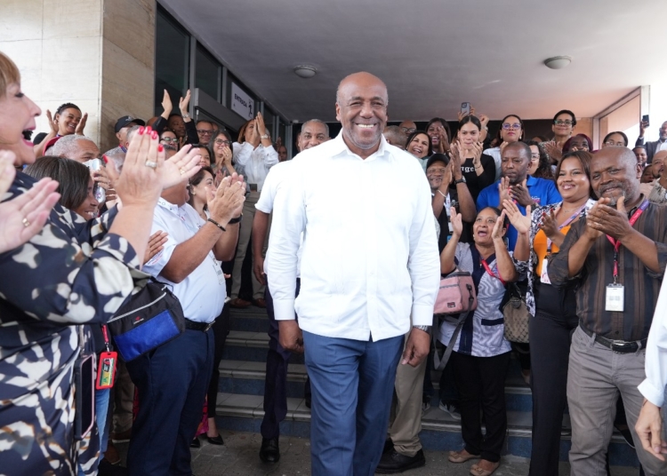 Colaboradores del mem despiden con aplausos y algarabia al ing. Antonio almonte