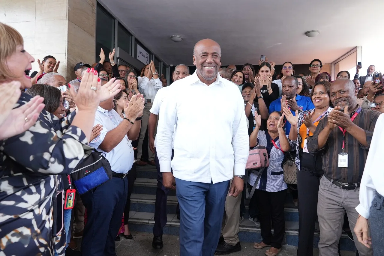 Colaboradores del mem despiden con aplausos y algarabia al ing. Antonio almonte