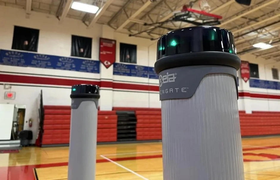 Sistema opengate detector de metales en escuelas. Foto de josiah cork