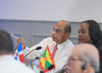 Ajay mathur director general de la isa y kerryne jamesministra de resiliencia climatica medio ambiente y energias renovables de granada jpeg