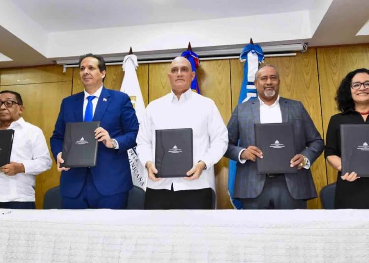 Autoridades con el documento rubricado jpg