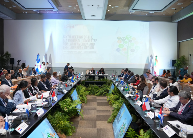 Delegaciones de la isa participan en el panel impulsando el crecimiento y creando una fuerza laboral solar calificada para oportunidades laborales en america latina y el caribe scaled