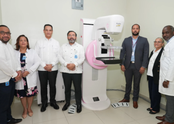 El viceministro de ahorro y eficiencia energetica alfonso rodriguez y el director del hospital reynaldo almanzar freddy manuel novas durante el acto de entrega del nuevo mamografo scaled