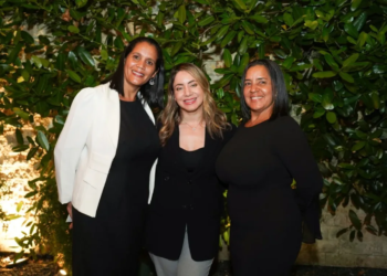 La directora general de Superate Gloria Reyes junto a las agricultoras en superacion Yessy Almonte de Monte Cristi y Marta Torres de Santiago Rodriguez 1 jpeg