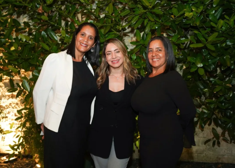 La directora general de Superate Gloria Reyes junto a las agricultoras en superacion Yessy Almonte de Monte Cristi y Marta Torres de Santiago Rodriguez 1 jpeg