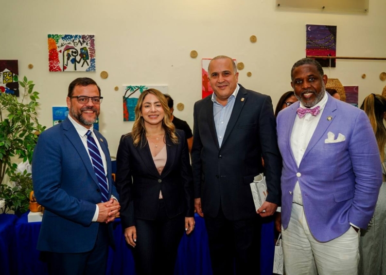 La directora general de superate gloria reyes junto a representantes de la delegacion de ny y el senador alexis victoria yeb por maria trinidad sanchez