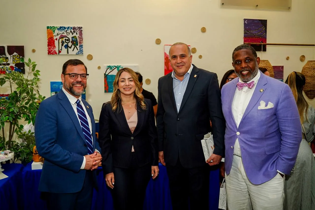 La directora general de superate gloria reyes junto a representantes de la delegacion de ny y el senador alexis victoria yeb por maria trinidad sanchez