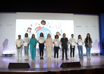La directora general de superate junto a instituciones aliadas realizan entrega de certificado a graduandas scaled