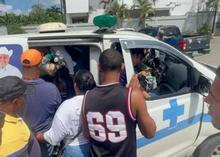 Los heridos fueron traslados en ambulancias a un centro de salud