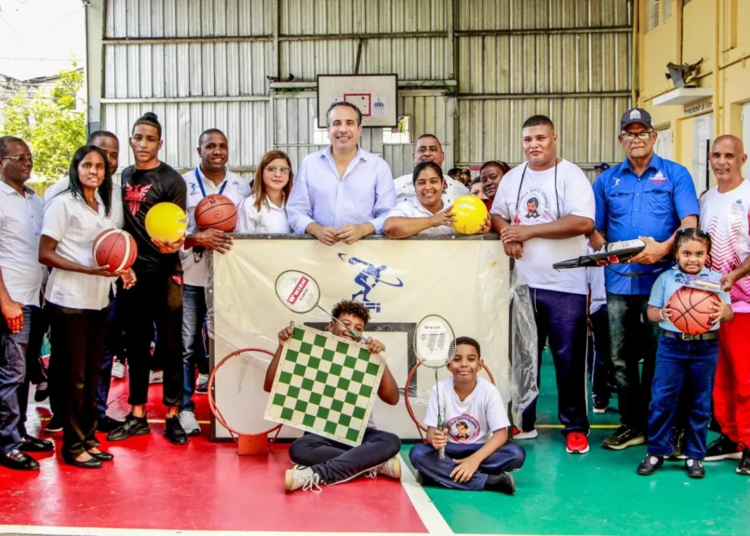 Pie de foto 1 alberto rodriguez entregando utileria en las canitas jpeg