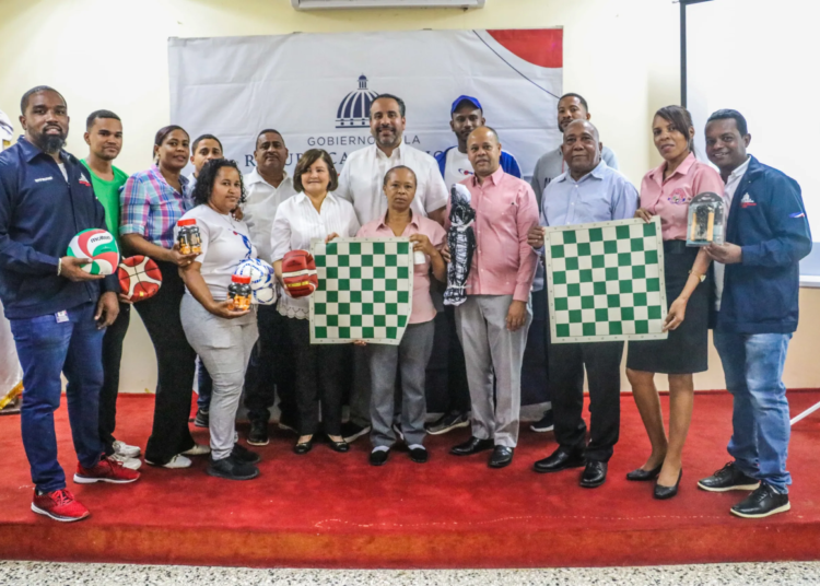 Pie de foto 1 en bani alberto rodriguez gobernadora de bani franklin duval scaled