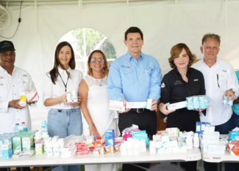Representates de superate fundacon rica y citihope internacional participandodel operattivo medico en ensanche carmelita jpg