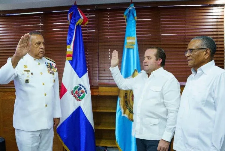 Ignacio paliza juramenta al nuevo director de migracion focus min0. 56 0. 44 896 504 jpg
