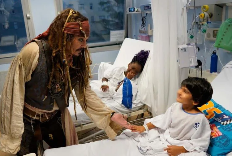 Johnny depp visita ninos hospitalizados focus min0. 07 0. 15 896 504 jpg